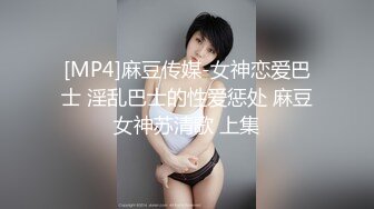 [MP4/ 1.03G] 酒吧少妇激情4P，露脸颜值不错伺候三个大哥，交大鸡巴，让三个大哥在床上玩弄