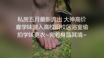 隔着丝袜玩还不够脱了丝袜继续