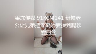 俄罗斯大妈坐在沙发上自插解闷