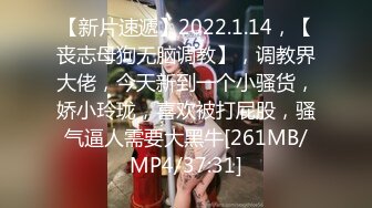 苏州小海豚露脸颜值不错的小少妇深夜发骚，奶子够大躺着都上下晃动好诱人，逼逼夹着按摩棒互动狼友自己抠逼