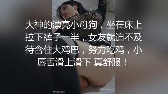 大神的漂亮小母狗，坐在床上拉下裤子一半，女友就迫不及待含住大鸡巴，努力吃鸡，小唇舌滑上滑下 真舒服！