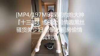 开档丝袜骚熟女大姐不断撩骚小哥哥，口交大鸡巴足交玩弄不断诱惑，让小哥吃奶大黑牛玩逼，给小哥鸡巴整硬了开草