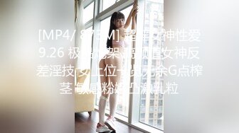 性感吊带睡衣红唇少妇居家夫妻啪啪，黑色丝袜扛起双腿抽插，掰穴舔逼骑上来自己动，搞完不爽自己按摩器自慰