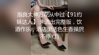 可爱的金发女孩被大公鸡在她的紧屁股上操的!