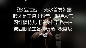 南京小美人儿Ts小甜心：和贱狗一起去了男厕所，蹲着吃女王的鸡巴，还说女王的鸡巴香香滴！