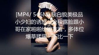 长发美女雪儿粉和男粉丝在网吧厕所约啪，爽到高潮但不敢叫出