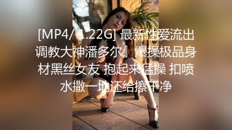 【如充气娃娃一般超粉美穴】两根水晶假屌一起插，塞满双洞，大黑牛震动双倍快乐，高潮出水毛巾多湿了太骚了