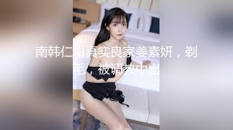 风衣纹身大奶妹，跪着舔弄大屌，扶腰后入爆插