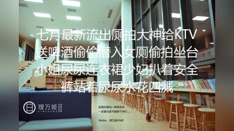 [MP4/ 931M]&nbsp;&nbsp; 三男两女丝袜制服诱惑，露脸小黄毛和好姐妹床上被三个小哥轮草，口交大鸡巴手抠逼玩弄