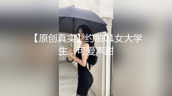 御姐范带着眼镜美妞，激情大战头套男，白丝美腿高跟鞋，双腿肩上扛深插，扶着JB上位骑坐，搞完不满足用假屌自慰