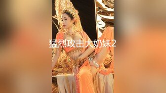 小美妖Jeun，户外小裙子内裤一脱，尿尿说来就来，还是分叉的水流哦！