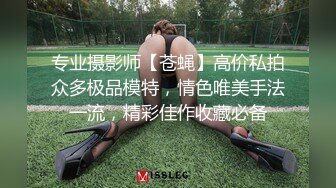 吃着不够还要两个手抓着撸