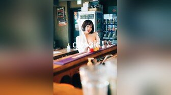 【大屌中年老哥酒店约骚女】一来就坐在身上调情，操沙发上先来一炮，转战床上骑乘大屌插入，张开双腿暴力深插