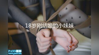 广州富姐伊轩系列8,男奴浴室用嘴帮依轩清洁各个部位，舔的相当起劲