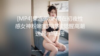 极品女神今日下海首秀，烈焰红唇女仆装，拨开定制多毛肥穴