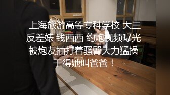 谁都可以操的漂亮公交车骚妇 像母狗一样在地上用茄子 雨伞柄各种道具插逼 骚话不停