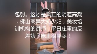 白T恤牛仔裤小姐姐这身服饰就是显身材，前凸后翘高挑笔直，换上黑丝骑乘肉棒夹的紧销魂啊大力快速耸动