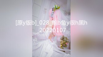 淫荡巨乳嫂子，一对豪乳大又软，呼之欲出，翘起屁股把内裤，骑乘位自己动，后入撞击奶子晃动