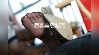 【午夜寻花】超清4K设备偷拍，沙发近景展示，大黑牛玩弄，完美角度暴力啪啪