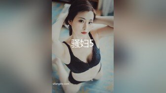 女友不在調戲和她一起合租的漂亮女閨蜜,不反抗很配合,當場扒掉她睡衣和內褲開操,幹的太猛美女用手頂著床!