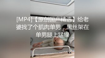 冒死爬窗偷窥邻居上高中的女儿回家洗澡身体发育的相当不错