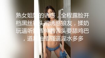 车震 老婆的欢乐时光 媳妇和单男在后座啪啪 看着老婆用心的给单男吃着鸡巴 心里会升起一股强烈的快感 这就是一个绿王八的快乐