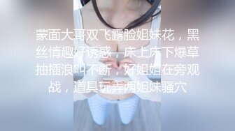 窗外偷窥丰满少妇洗澡，胸型很美很大，淋浴划过乳房流水般的水花，洗面奶洗脸 真会保养~