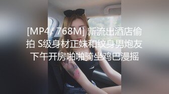 骚杯老婆趁我开会的时候又在家里马桶上用假鸡巴自慰，一边抱怨假鸡巴不够硬，一边又自己用它操喷了。。。 要不是我手速快，骚杯的声音就飘荡在会议室了。。