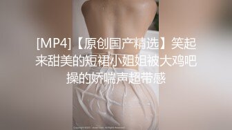 漂亮的金发瘦女和她的大屌帅男友高兴的和大家互动