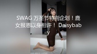 逼毛很多的美女少妇诱惑狼友，听狼友指挥脱光了玩弄骚穴，道具抽插骚逼，让大哥玩弄骚奶子，撅着屁股玩骚逼