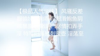 剧情演绎老哥足疗按摩新来个小妹双飞，按按脚加200打飞机，再加钱妹子经不住诱惑双飞，按摩床上骑乘轮换着操