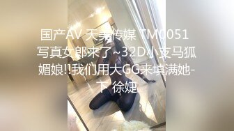 -黑丝美女被俩骚男前后夹击 手抠骚穴潮喷好多淫水