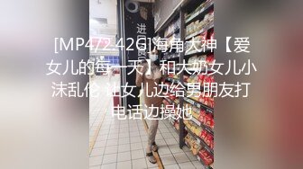 澡堂子偷拍两闺蜜脱光衣服不知在讲什么私密笑的合不拢嘴