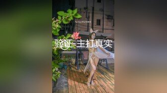 跟随抄底跟闺蜜逛街的黑丝漂亮少妇 这是穿了内内还是没有穿啊