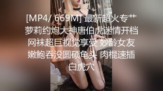 商城跟随抄底JK制服美女开档黑丝居然没穿内内❤️还是稀毛极品一线天