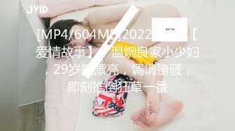 风骚熟女勾搭健壮小哥宾馆激情啪啪，全程露脸做爱，从床上草到沙发上，干的骚逼浪叫不断自己揉捏骚奶子好骚